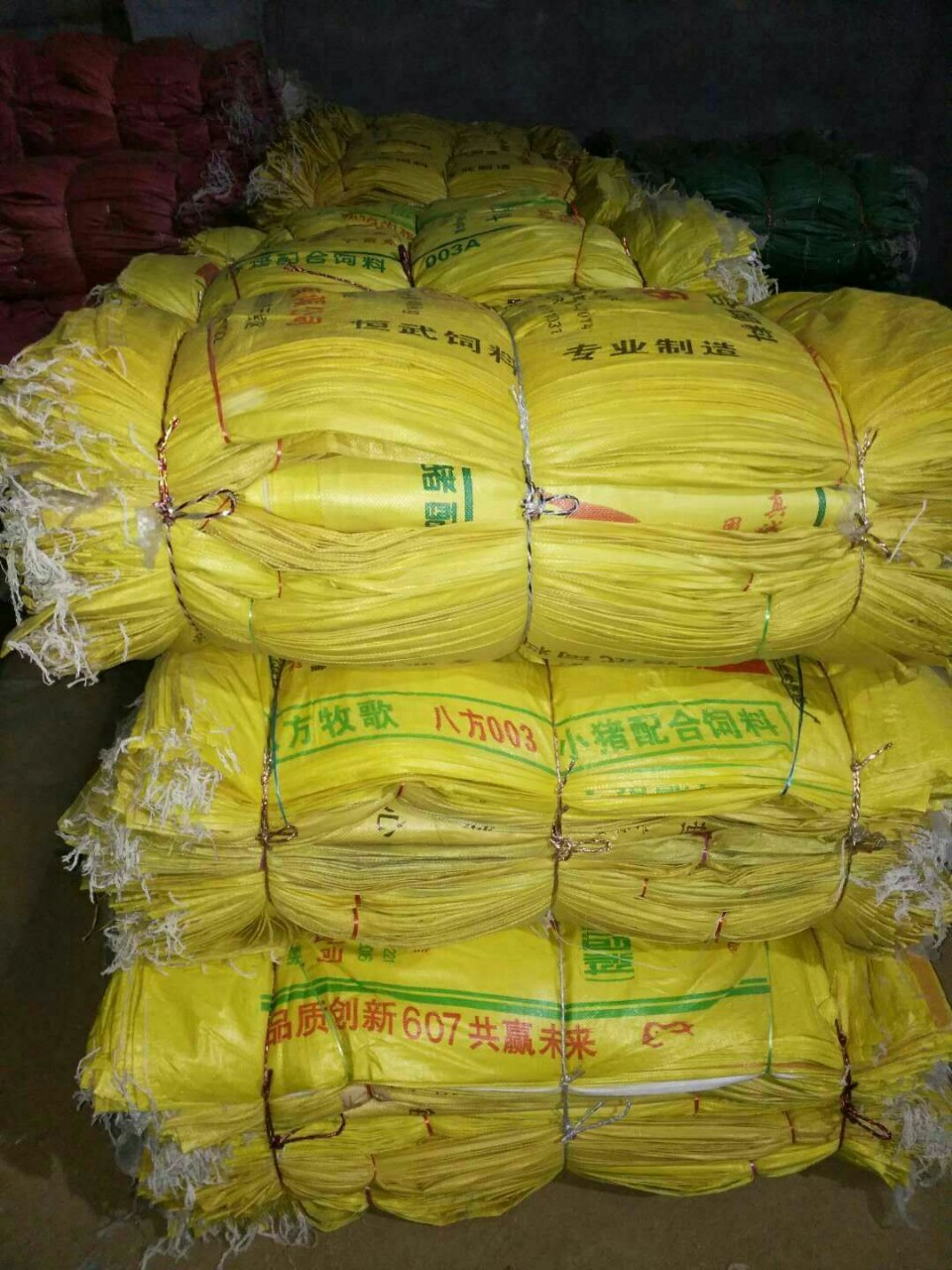 鹏成塑料编织袋厂家直销二手饲料袋亮黄色60x100cm粮食颗粒包装袋