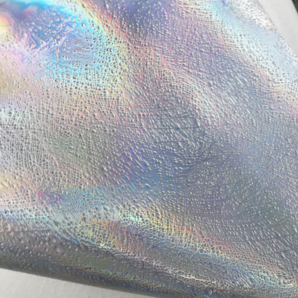 厂家直销TPU镭射幻彩炫彩亮光发丝纹皮革面料 耐刮彩虹金属手袋