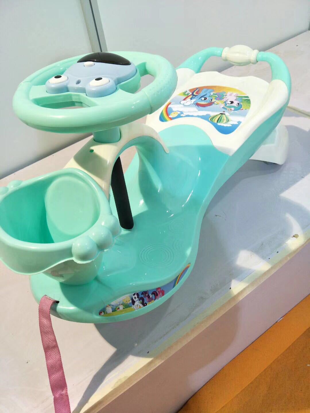 厂家直销儿童健身扭扭车 学步车 儿童玩具电动四轮可坐人越野车