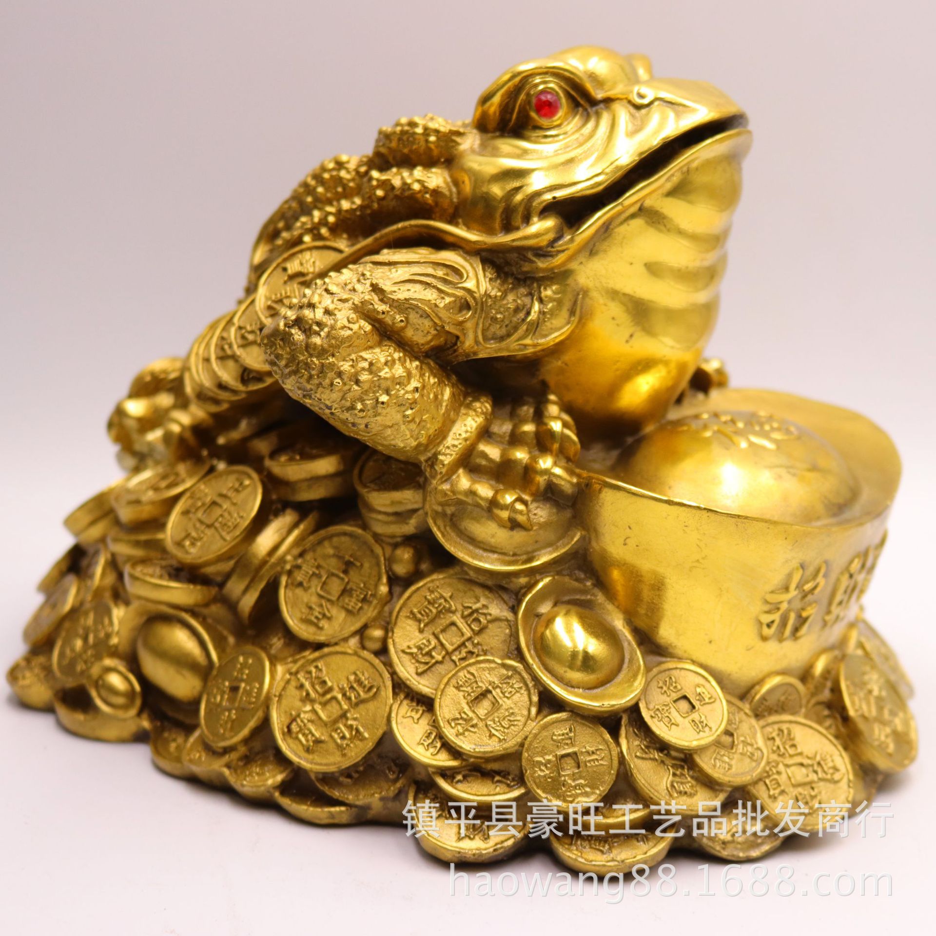 金蟾摆件要养在水里吗,金蟾摆件的风水作用,金蟾摆放旁边有水好么_大山谷图库