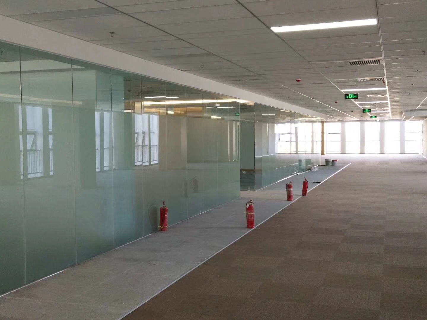 The glass factory supplies 8cm, 10cm and 12cm tempered glass, painted glass, sandblasted glass and glazed glass.