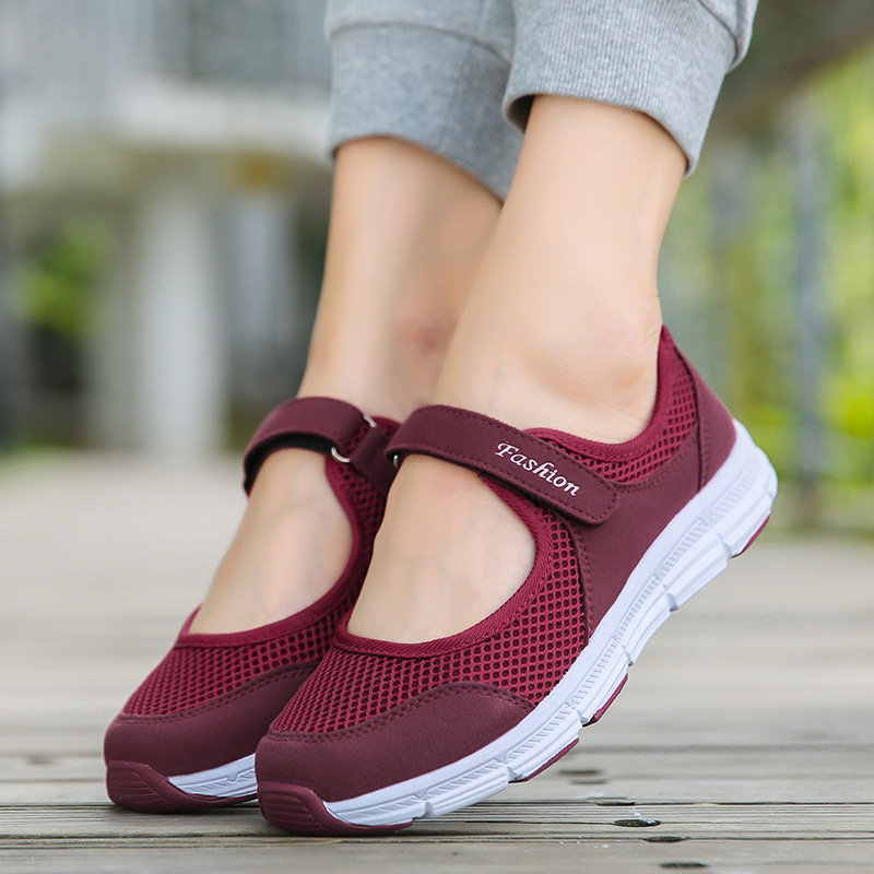 Lightweight casual footwear for walking