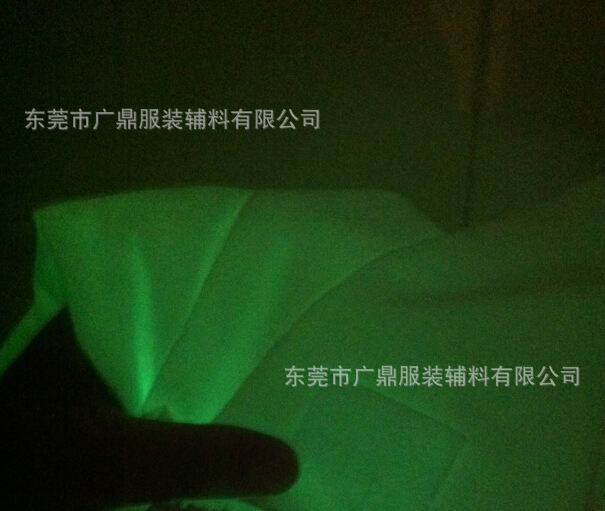 夜光布 广鼎现货高亮彩色夜光自发光布玩具公仔用边伦荧光夜光布-阿里巴巴
