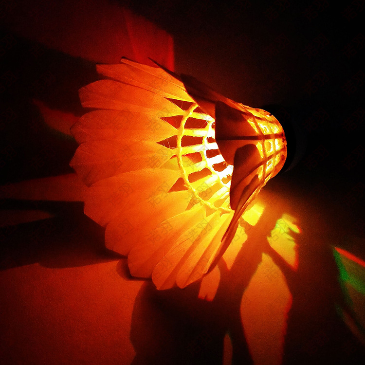4 piezas LED pluma de ganso bádminton luminoso cabeza de bola de corcho
