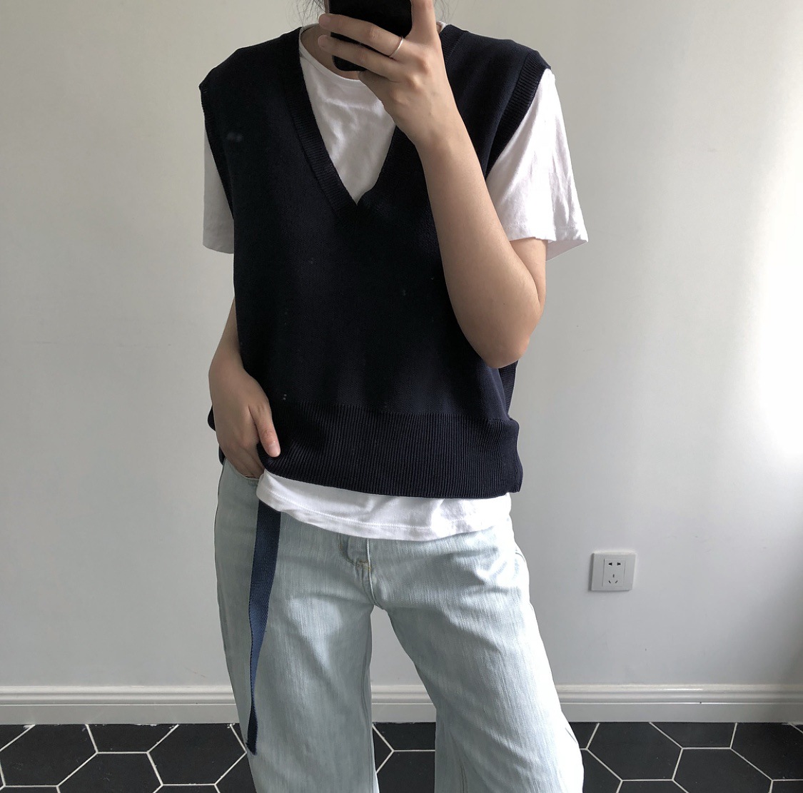 卢浮春新款韩版简约休闲V领毛衣背心宽松时尚冰丝针织马甲上衣女|ru