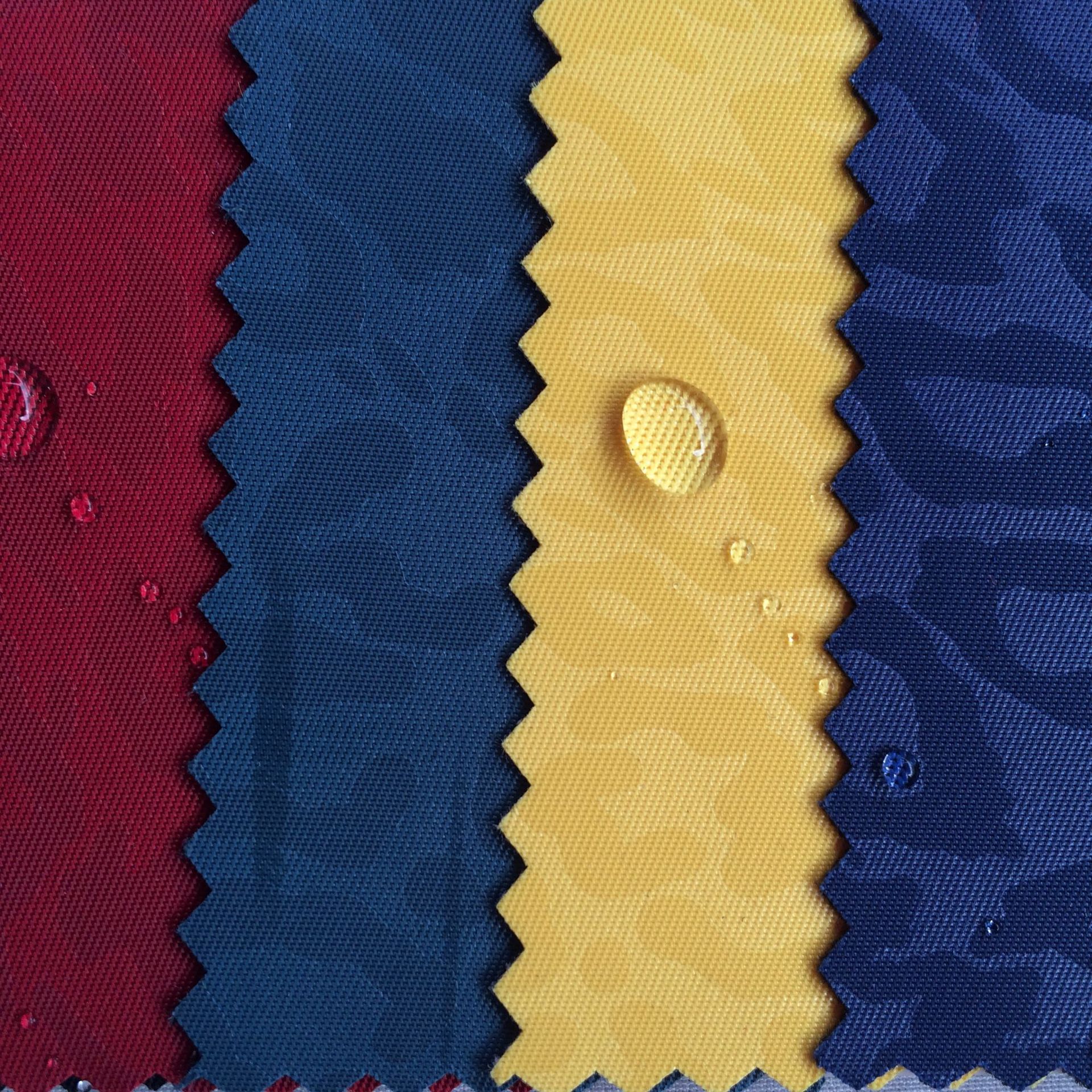 现货供复合小提花防水涤纶面料小迷彩复合提花针织底复合压花防水