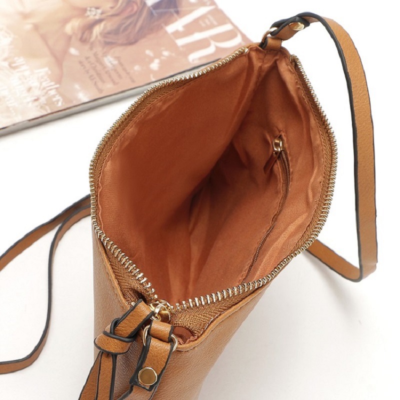 Women's Small Pu Leather Solid Color Basic Zipper Envelope Bag display picture 4