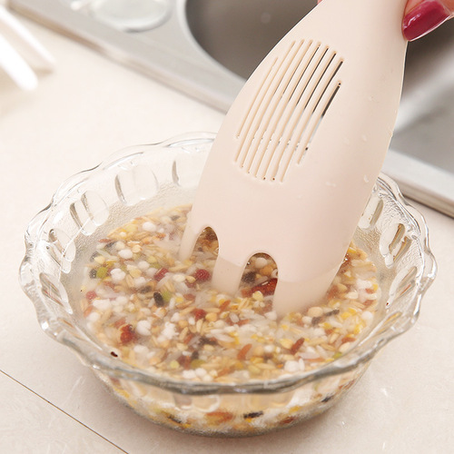Creative hand rice washer kitchen multifunctional rice washing spoon drainer portable filter rice washing gadget wholesale