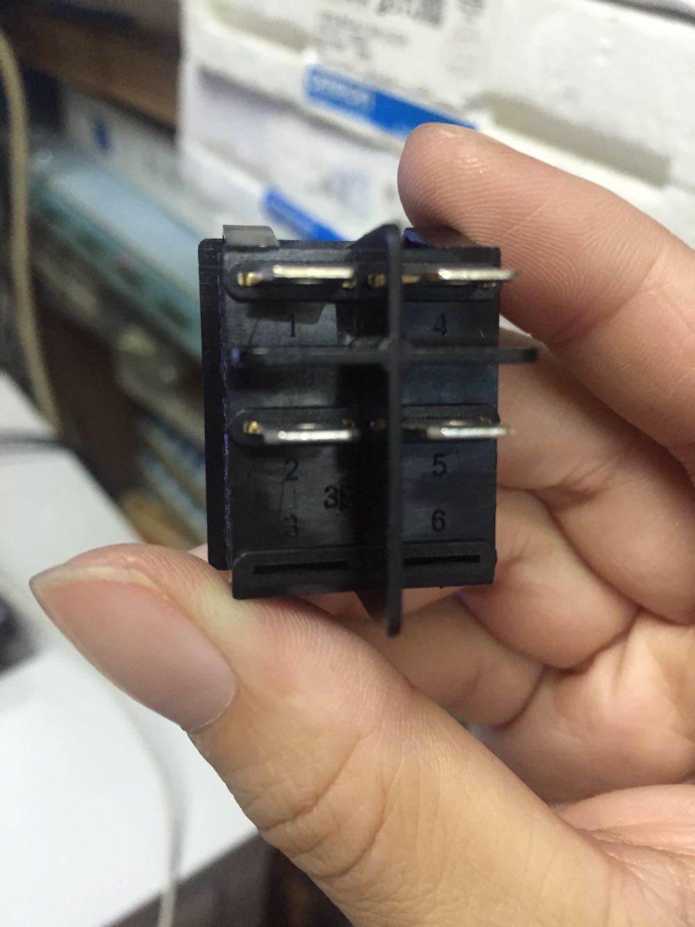 台湾宏聚R210-C5L-BG船形开关4脚 翘板开关16A250V