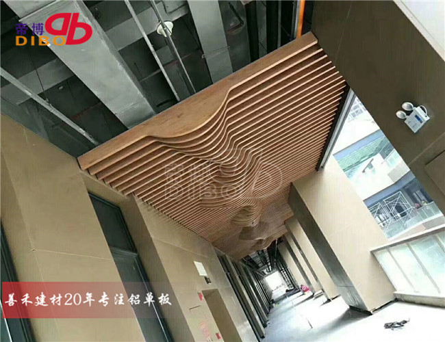 木纹铝方通弧形吊顶 铝板焊接弧形铝方通