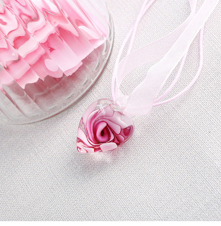 Collana con ciondolo a cuore in vetro e nastro alla moda_voghion.com