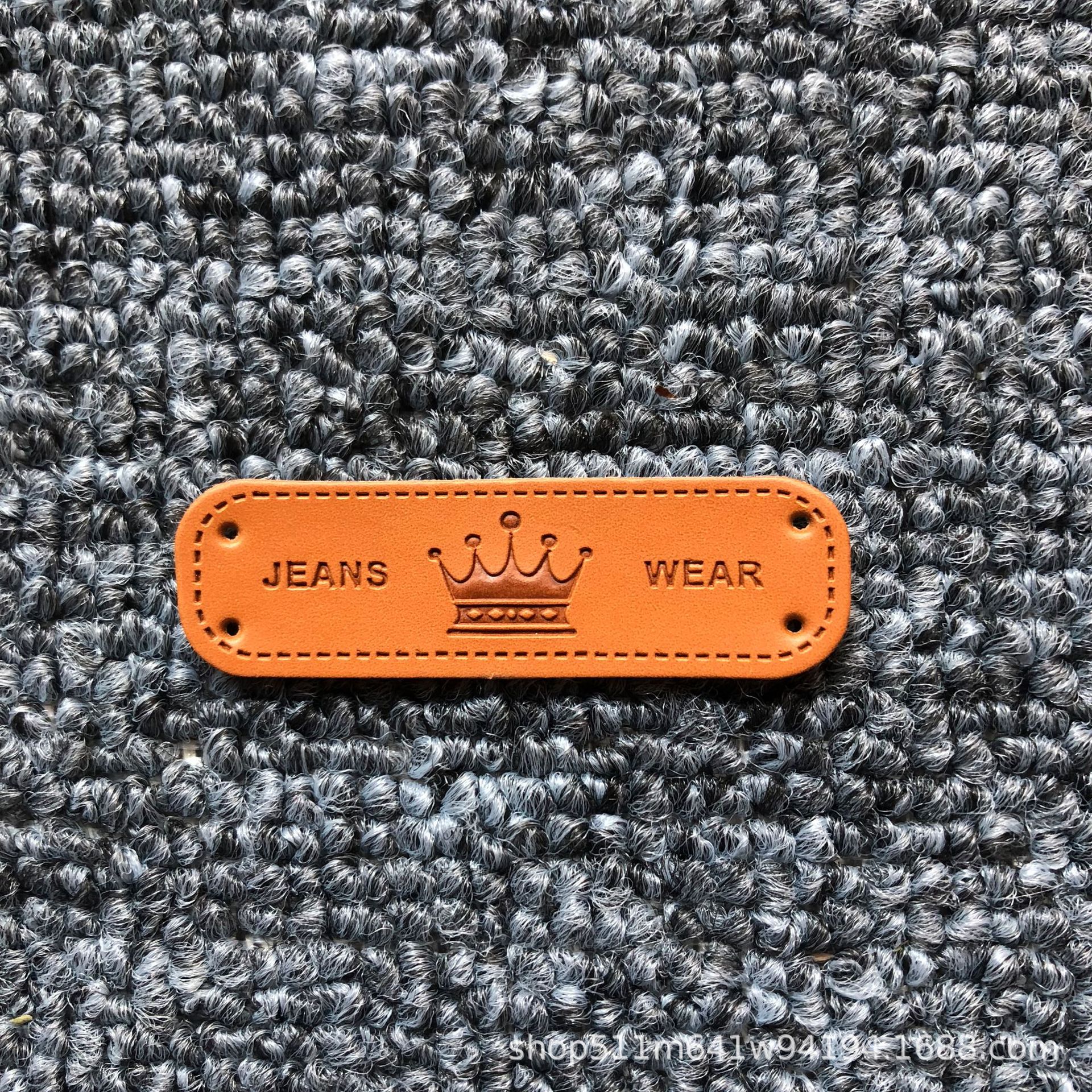 Los fabricantes suministran ropa para hombres y mujeres en stock Logotipo de cuero de PU Logotipo de cuero que hace accesorios de ropa sombrero etiqueta pequeña