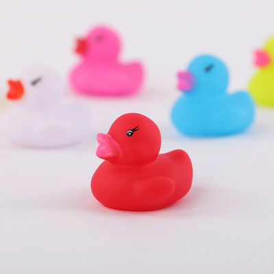 戏水小鸭子洗澡婴儿戏水彩色小鸭子搪胶儿童益智发声玩具厂家批发