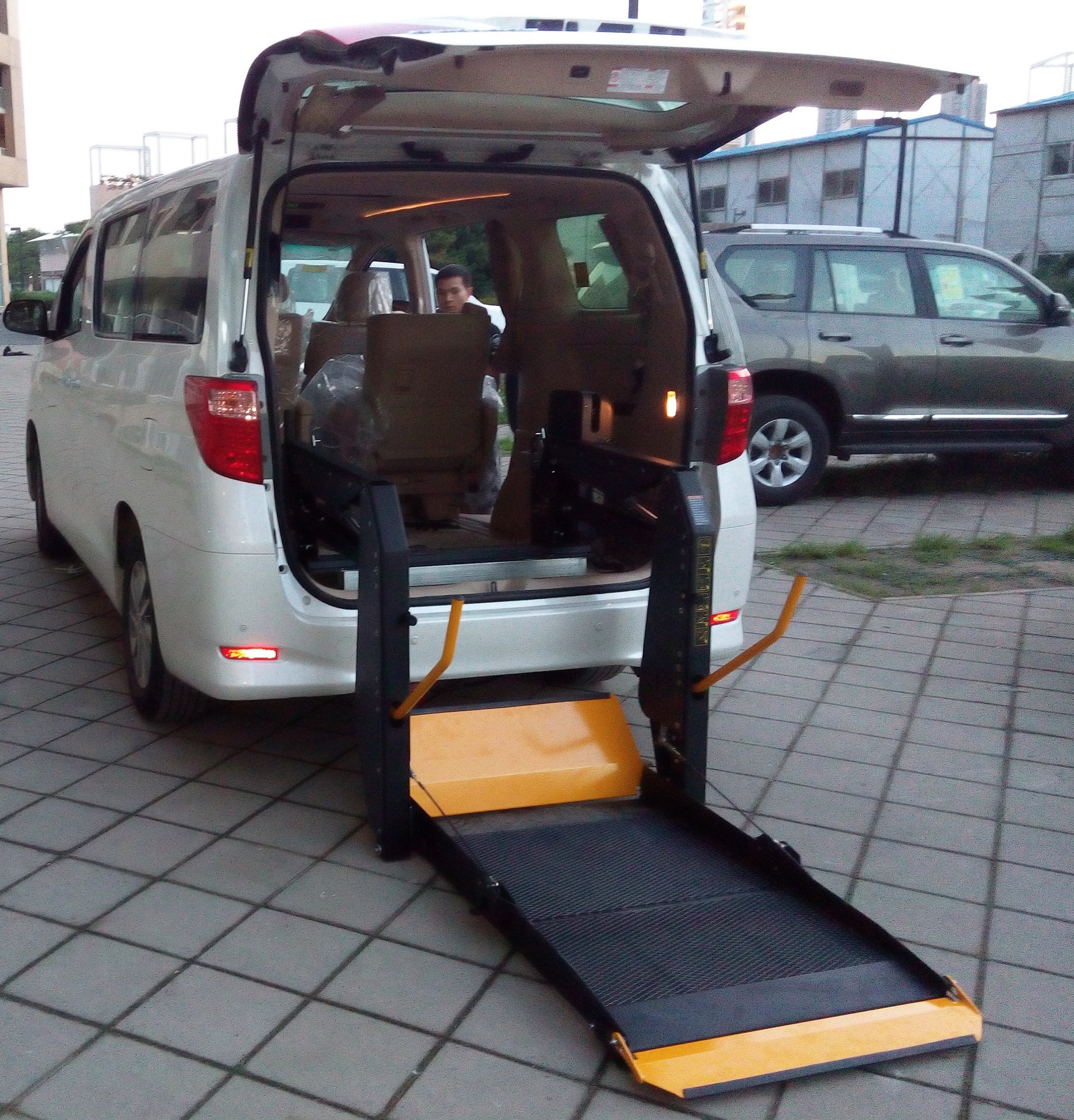 信德泰克残疾人上车用无障碍轮椅电动轮椅升降平台