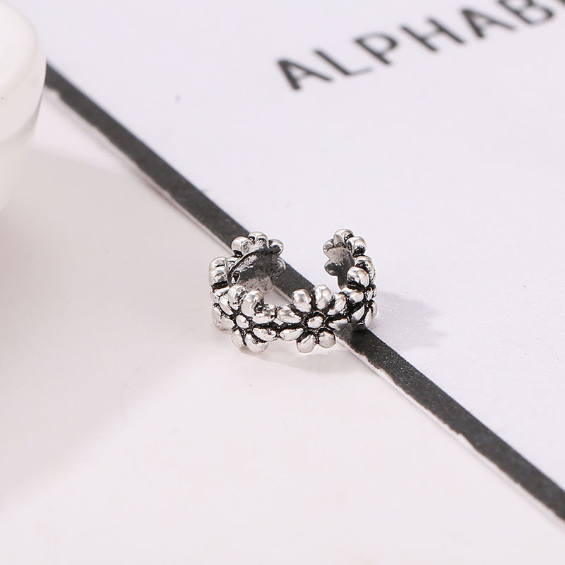 U-shaped Small Daisy Flower Curved Metal Environmental Protection Pierced Earrings display picture 2