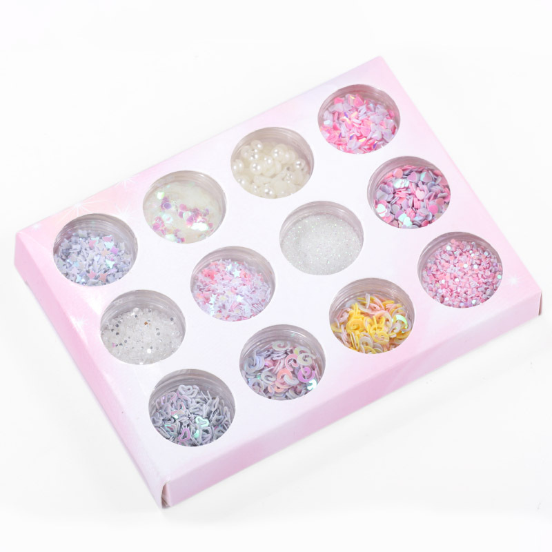 Joyas de manicuras japonesas, chicas de color rosa, chicas de color rosa brillante, maquillaje de ojos rojo, combinación de estrellas y perlas