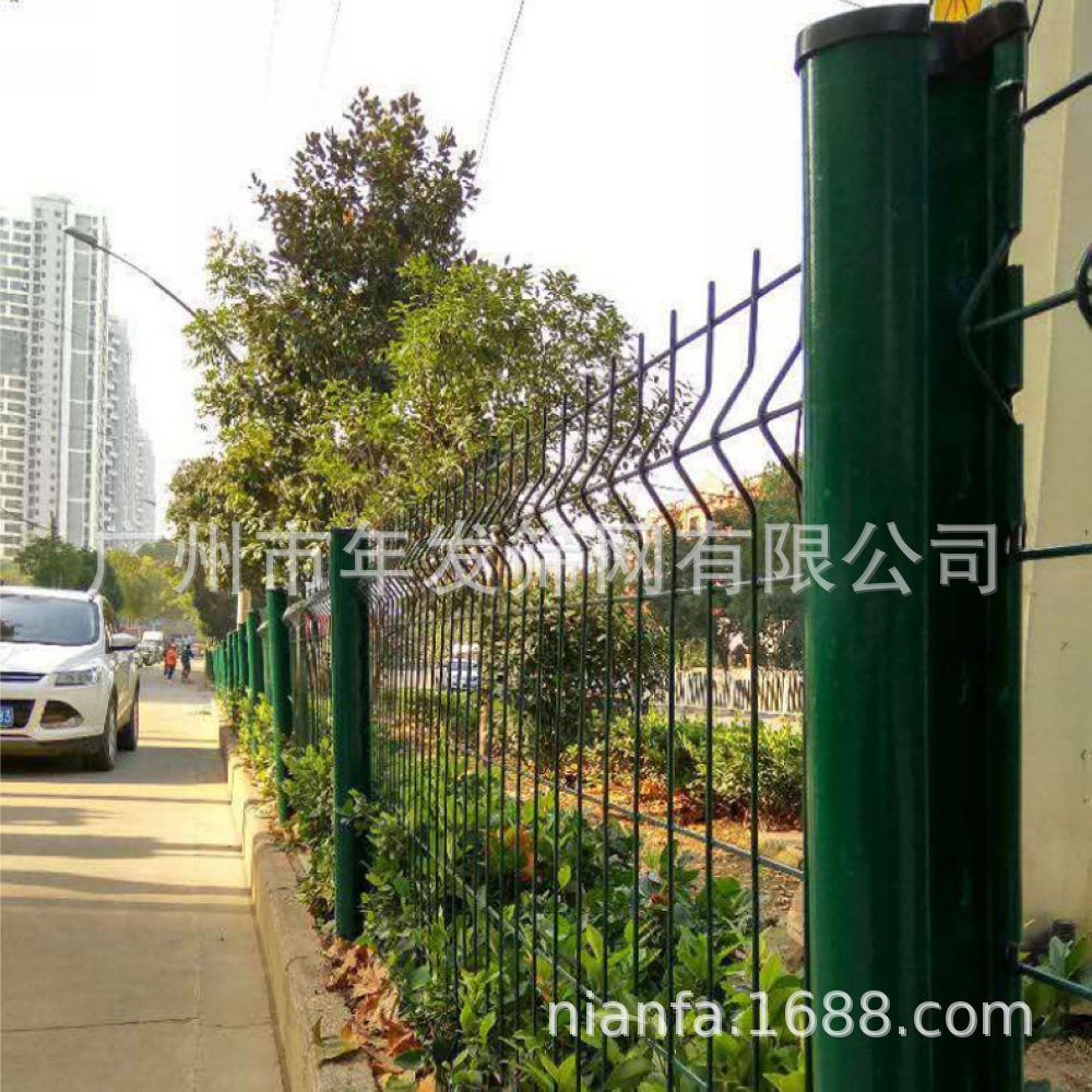 广州护栏网厂家批发三角折弯型围栏  桃型柱安全隔离栏 球场围网