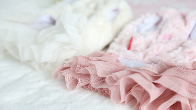 三色带徽章纱纱裙