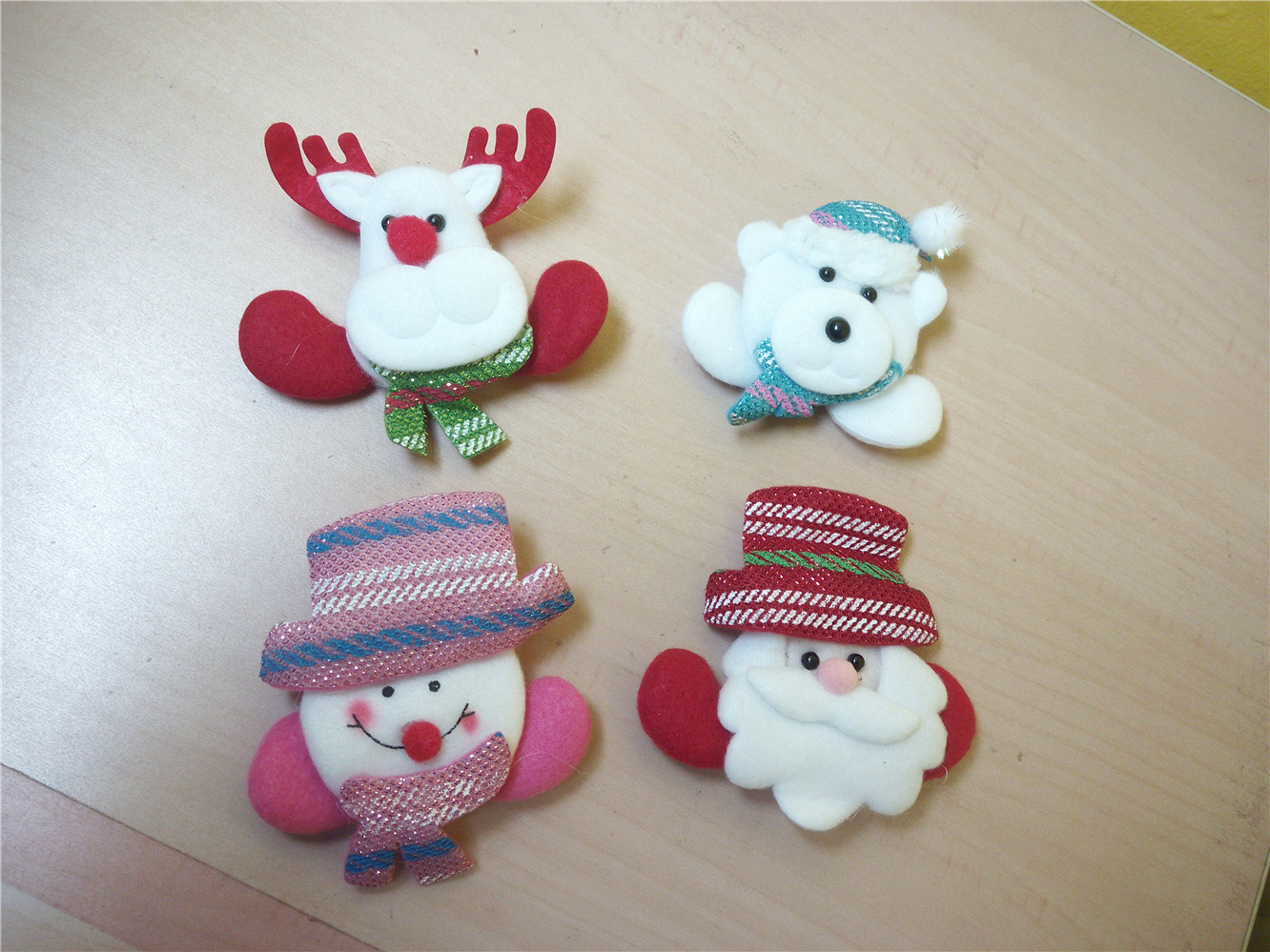 （中性）4PCS 圣诞发光胸针