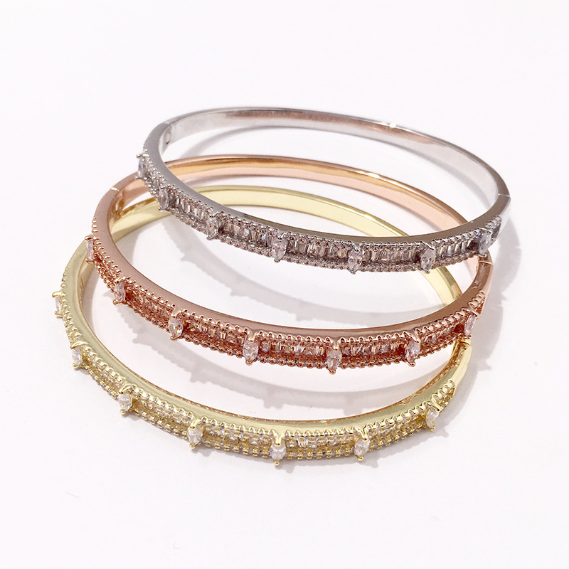 Fashionable glossy bracelet