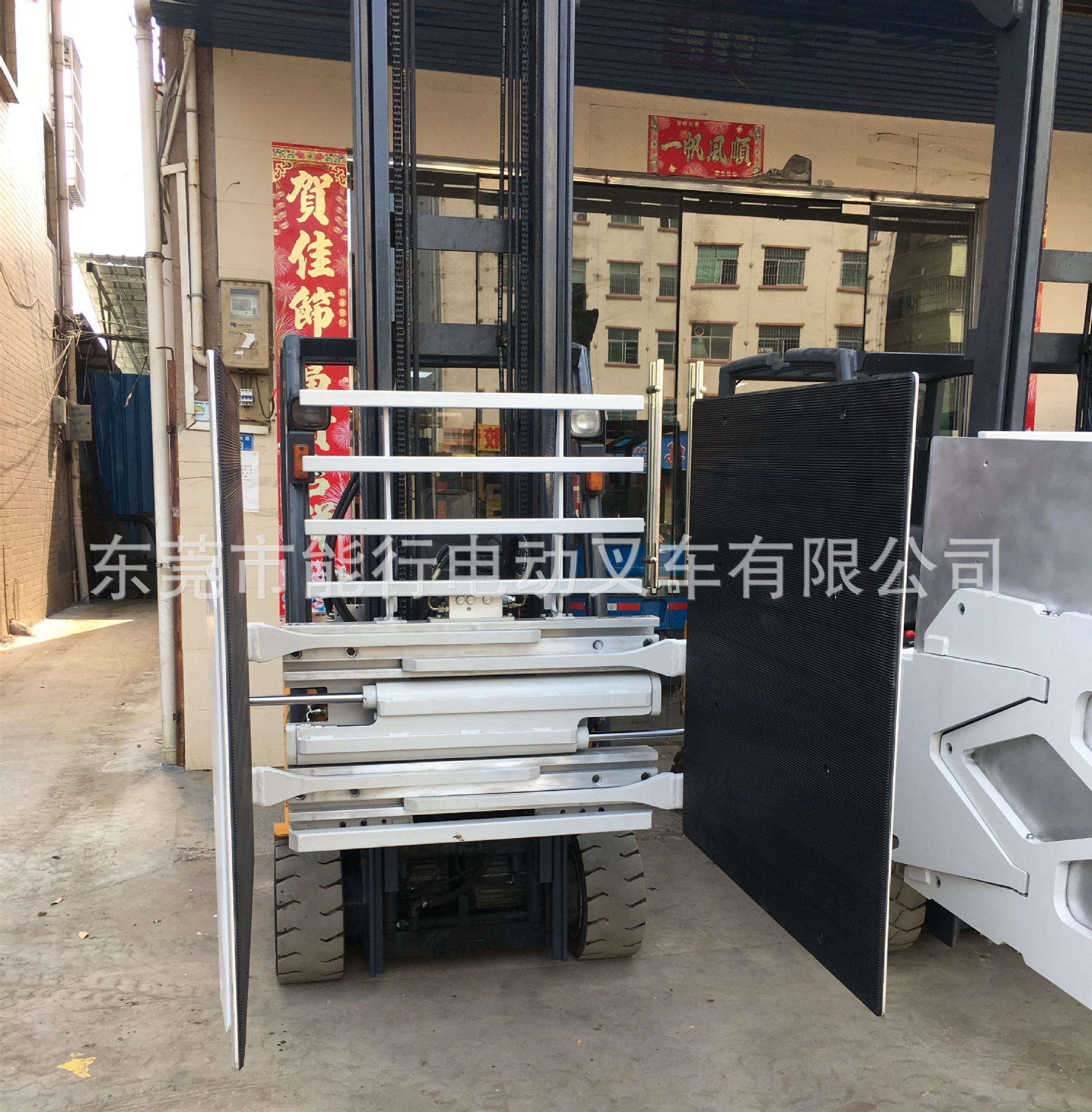 ����ֽ���װ�õĲ�Ʒ�����̰��˶Ѷ���ҵ��ֽ��б���ϴ�»��յ�