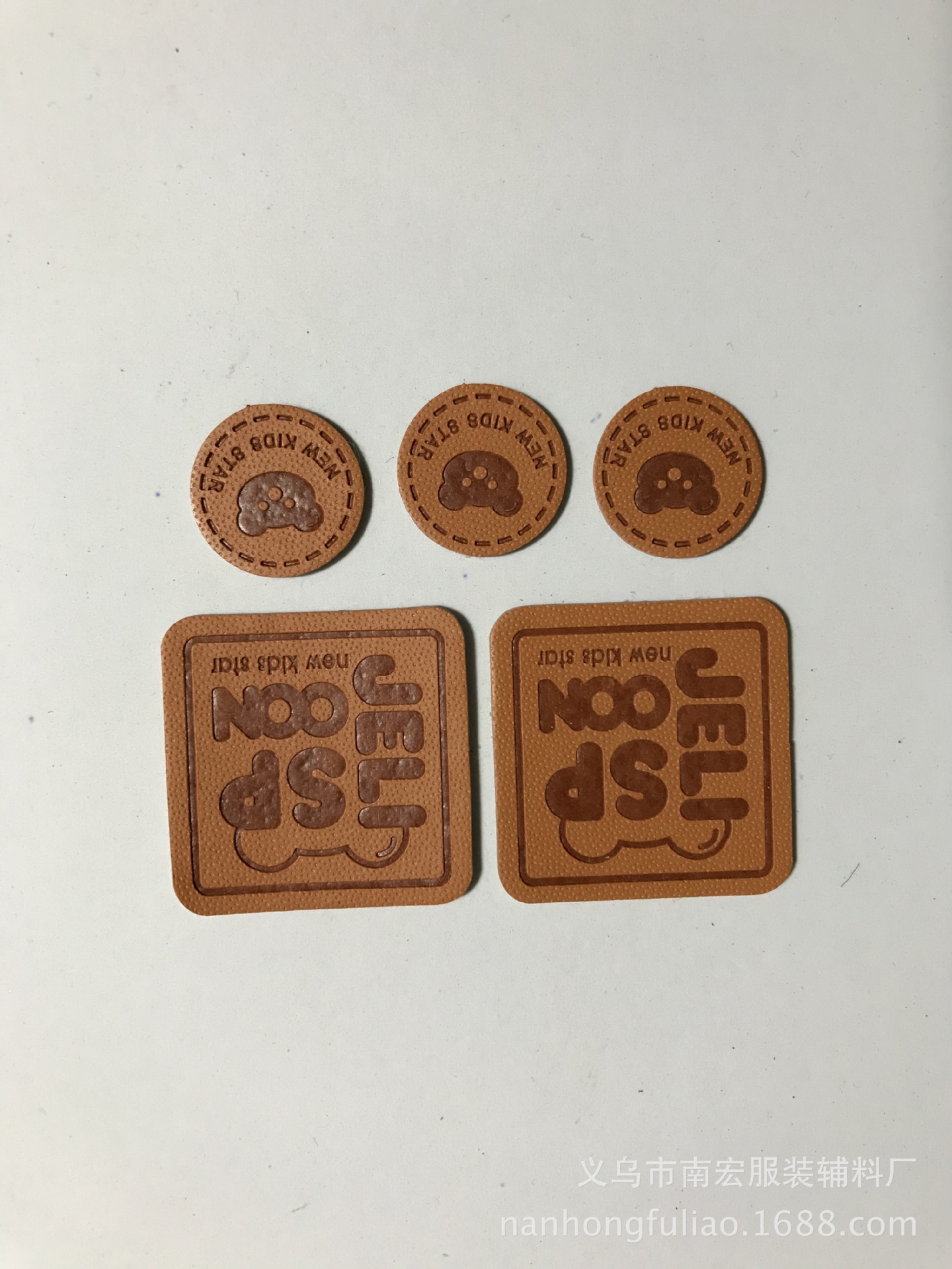 义乌厂家供应家纺款热压变色发饰配件领标服装鞋 帽PU皮标牌PVC皮