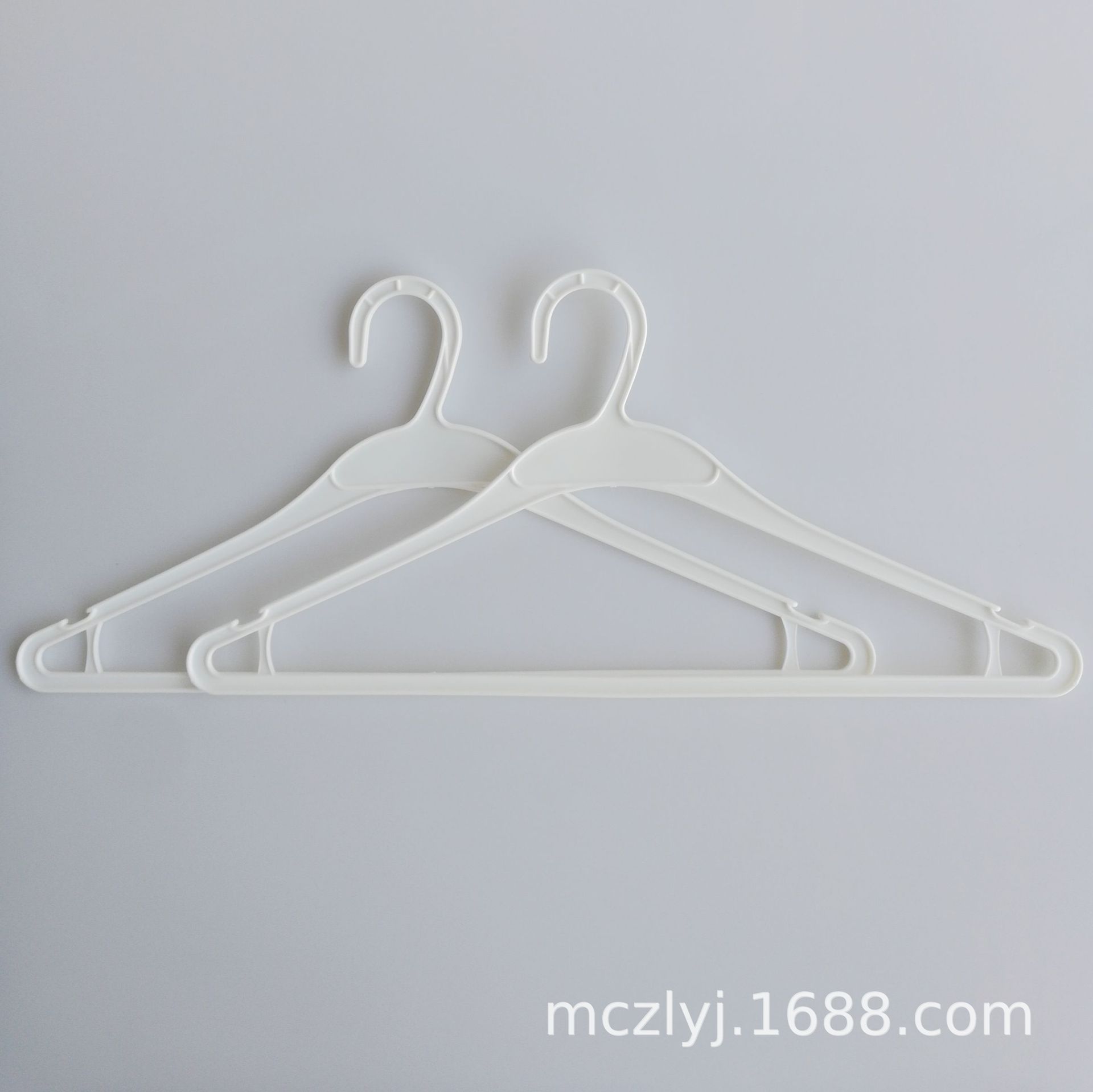 白色成人壹次性塑料衣架幹洗店酒店服裝廠超市衣架廠家生産批發