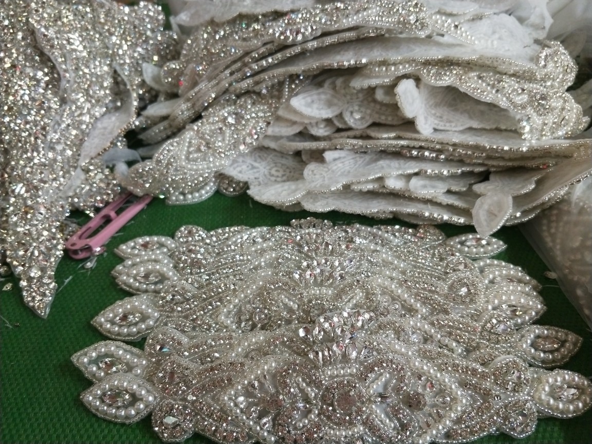 大量现货热销钻饰服装辅料 条码水钻 钻花 婚纱钻饰配件