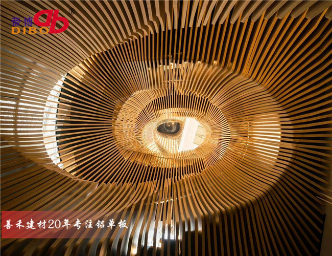木纹铝方通弧形吊顶 铝板焊接弧形铝方通