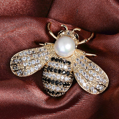 義烏飾品廠家韓版新品微鑲锆石蜜蜂珍珠胸針高檔西服配飾別針胸花