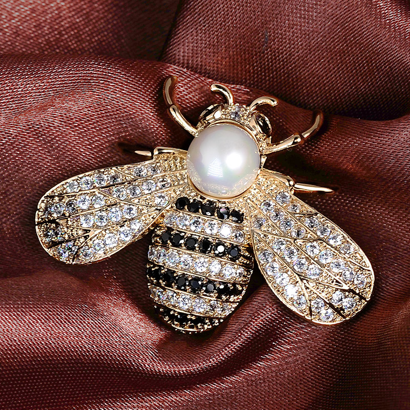 義烏飾品廠家韓版新品微鑲锆石蜜蜂珍珠胸針高檔西服配飾別針胸花