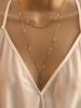 Golden bags, the long stroke necklace of Jacin Mountain's necklace Kamon Diaz long set So Poses