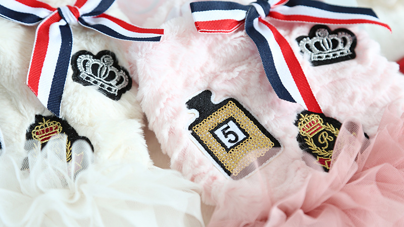 三色带徽章纱纱裙