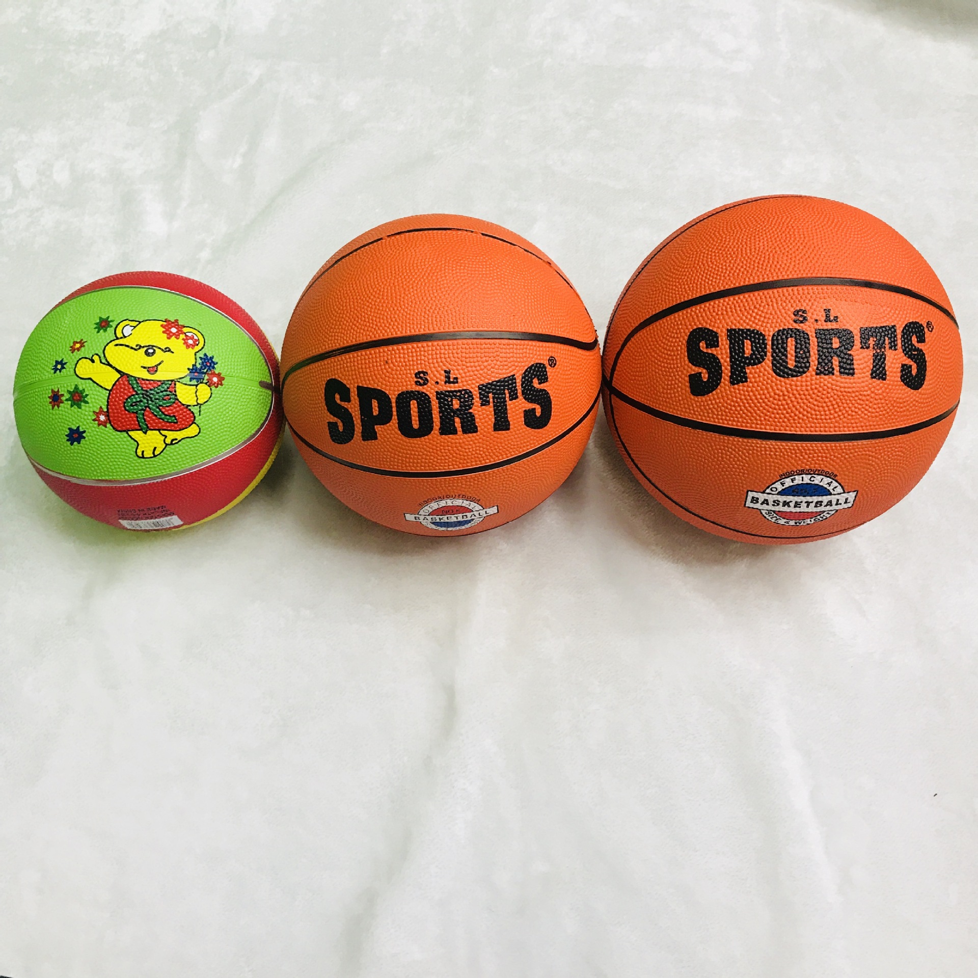 钢制篮球筐上方的棕色篮球 · 免费素材图片