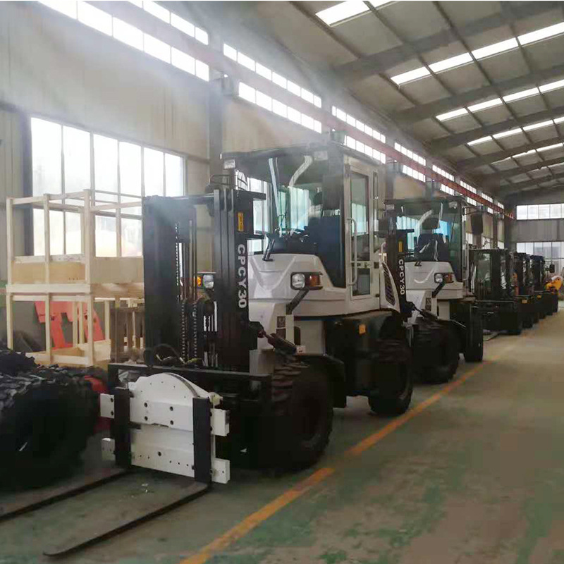 厂家批发全地形叉车 7吨大型四驱装载机 山工地用车越野叉车