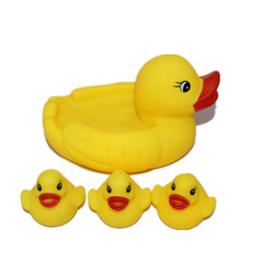 熱賣兒童戲水搪膠一大帶3小子母鴨帶圈創意玩具小鴨子捏捏叫玩具