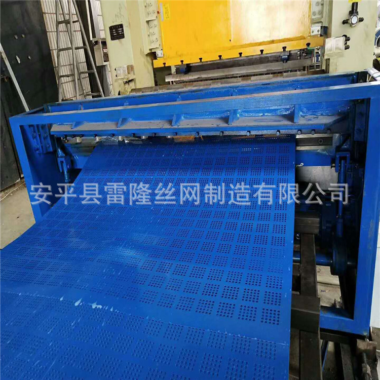 爬架網(wǎng)生產(chǎn)中.jpg