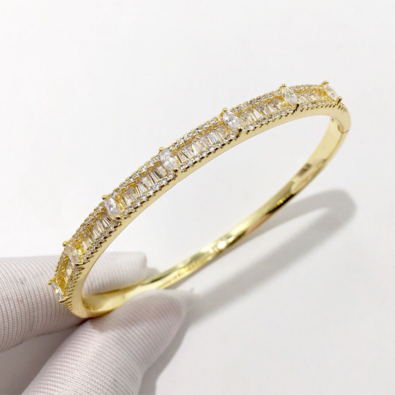 Fashionable glossy bracelet