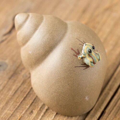 Factory direct sales snail hand-sprayed purple sand small tea pet mini ornaments handle piece can be used to grow tea and play tea ceremony accessories
