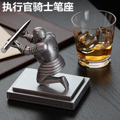 創意執行官騎士筆座 辦公用品筆筒 個性身穿盔甲英雄騎士跪姿筆架