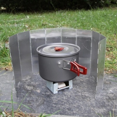 Outdoor camping stove wind guard, ultra-lightweight, foldable with clamps, windproof panel, with carry bag, canister stove