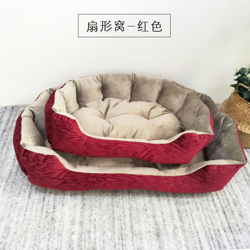 Красное веерообразное гнездо