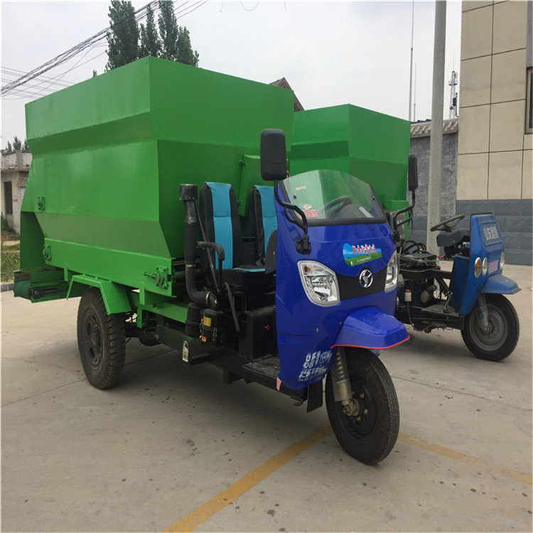 牛羊舍通用撒料车 投料撒料车 大型喂牛撒饲料机