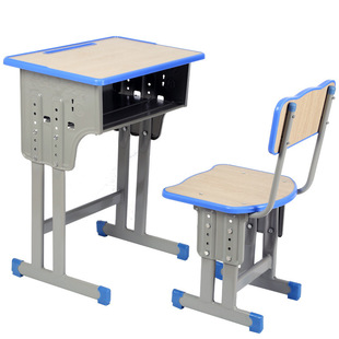 Столы и стулья могут быть сняты и изучены на столе на столе детского стола для занятий.