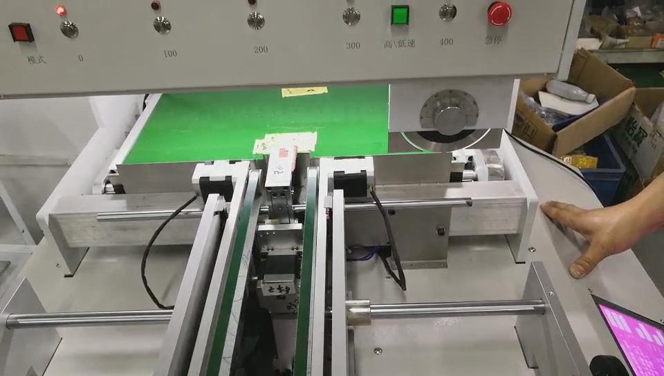 传送自动分板机，不需要手拿自动分板机，自动对位切板机