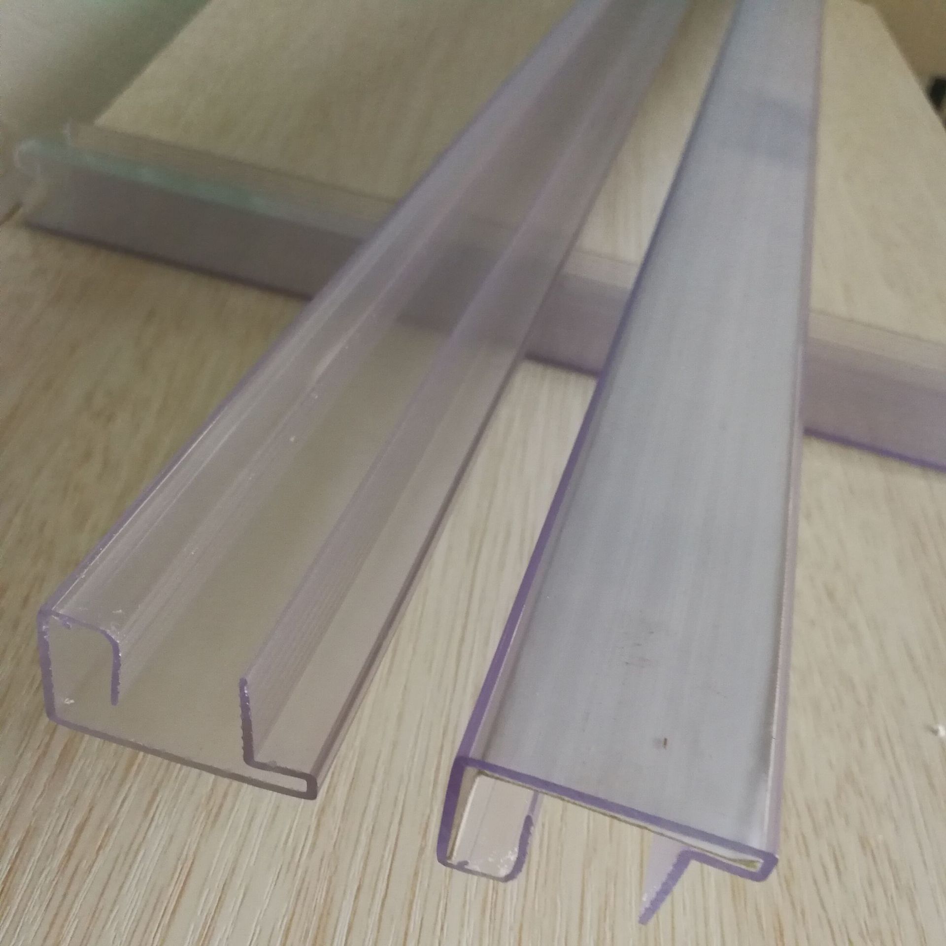 工厂供应价格标签夹挤出异型材塑料型材 透明条 品质保障交货准时