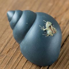 Factory direct sales snail hand-sprayed purple sand small tea pet mini ornaments handle piece can be used to grow tea and play tea ceremony accessories