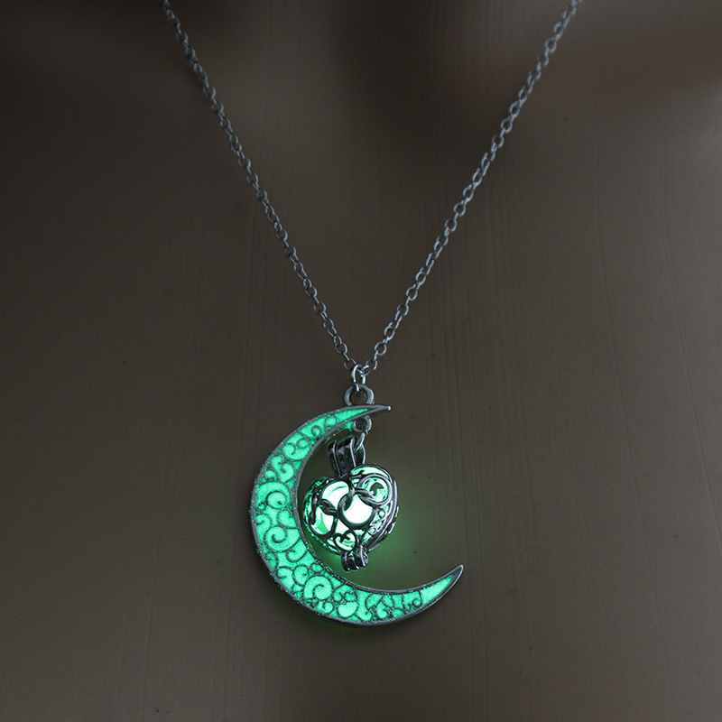 Fashion Hot Sale Moon Represents My Heart Luminous Necklace Heart Pendant Wholesale Nihaojewelry display picture 5