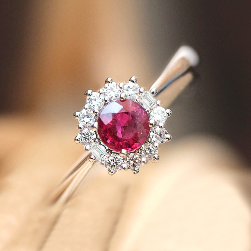 Kreativer Neuer Retro Roter Zirkon Damen Blumen Förmiger Kupfer Ring Handschmuck display picture 1