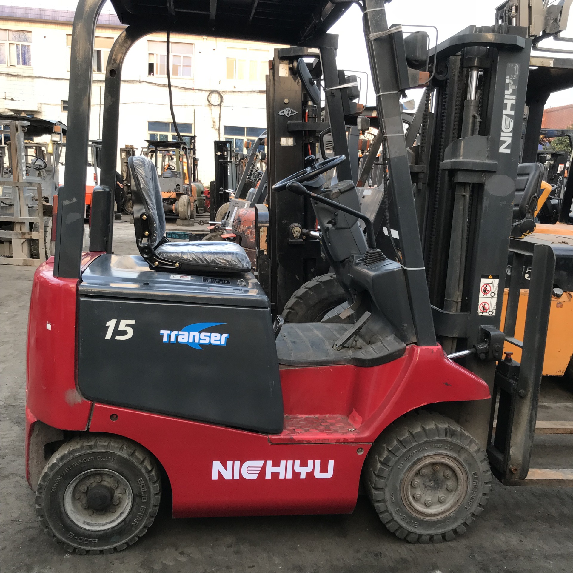 转让食品厂用二手力至尤1.5吨电动叉车2.5T进箱冷库用电瓶叉车